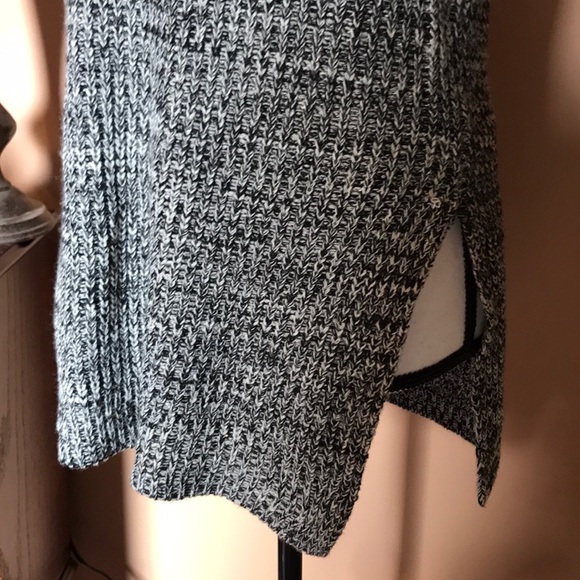 Turtle neck sleeveless sweater - Picture 4 of 7